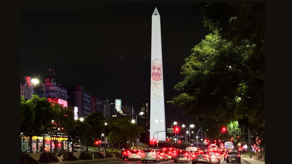 Desde este viernes hasta el lunes, el emblemático monumento reflejará por las noches un mensaje de fuerza y acompañamiento para el Sumo Pontífice.