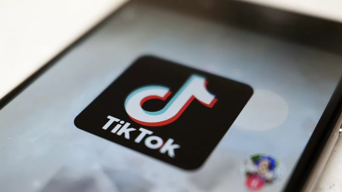 Reto viral de TikTok provoca alumnos abusarán sexualmente de compañero