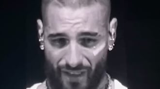 Con la voz entrecortada, el cantante expresó su vulnerabilidad ante el público, dejando claro que eso no lo hace débil, sino más fuerte y humano.