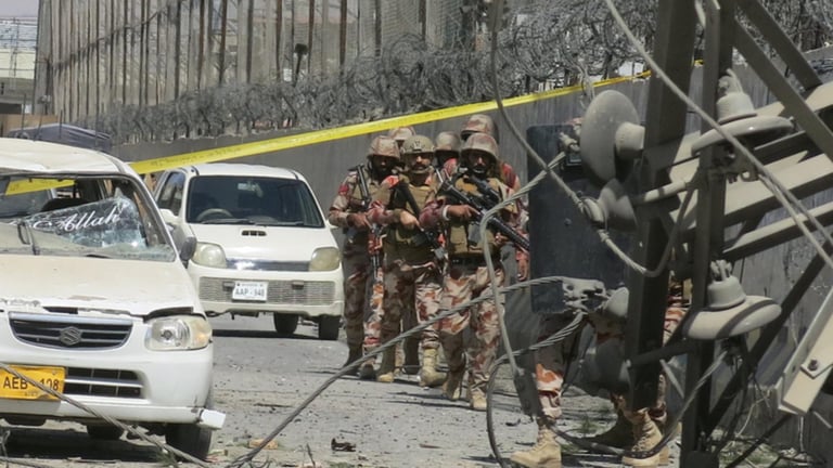 Atentado con coche bomba deja 11 muertos en base militar en Pakistán