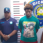 El detenido era requerido mediante la orden de arresto 973-2025-EMES-11325, por presunta violación de varios artículos de la Ley 136-03 y del Código Penal Dominicano.