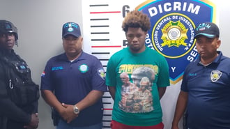 El detenido era requerido mediante la orden de arresto 973-2025-EMES-11325, por presunta violación de varios artículos de la Ley 136-03 y del Código Penal Dominicano.