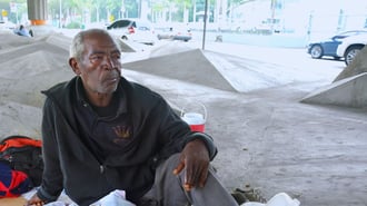 Estas personas presentan rostros cansados y desgastados, a menudo descalzos y con escasa higiene, reflejando la dureza de sus vidas y la indiferencia de la sociedad hacia su situación.