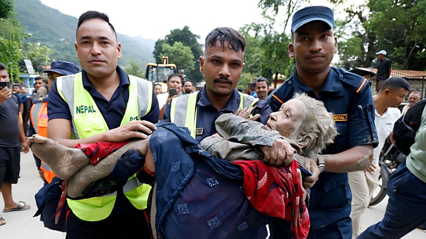 Mientras continúan las labores de rescate, las autoridades nepalíes intentan localizar a 937 personas reportadas como desaparecidas, tres días después de que una avalancha de agua y rocas arrasara decenas de kilómetros en esta región montañosa.