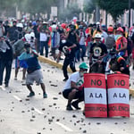 Durante la jornada, medios locales y usuarios de redes sociales reportaron enfrentamientos entre manifestantes y la Policía Nacional, que impidió el avance de la movilización hacia el Palacio de Gobierno.