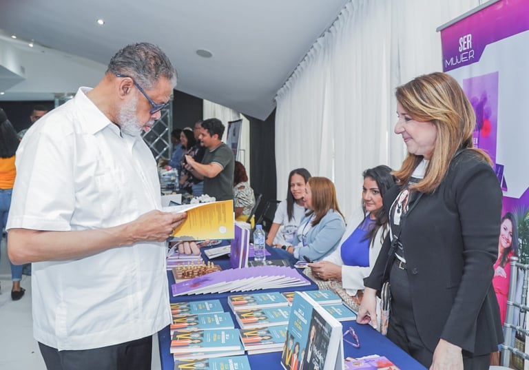 Desarrollo de la Comunidad impulsa escritoras dominicanas en la Feria del Libro