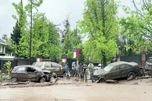 El fuerte torrente causado por intensas lluvias impactó principalmente la zona de Las Condes, en el noreste de la capital chilena de 7 millones de habitantes.