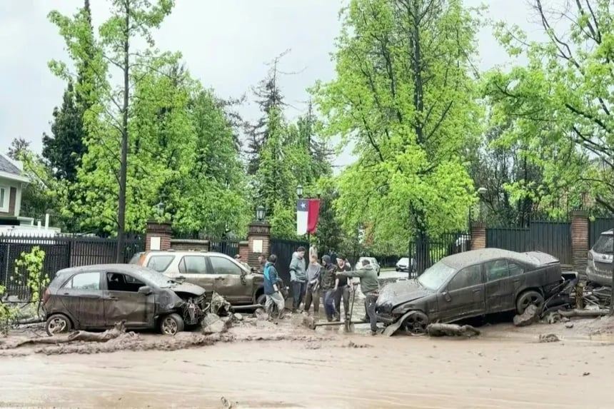 El fuerte torrente causado por intensas lluvias impactó principalmente la zona de Las Condes, en el noreste de la capital chilena de 7 millones de habitantes.
