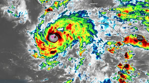 Según el pronóstico oficial, su circulación todavía ocasionará lluvias fuertes, de entre 25 y 50 milímetros, en Jalisco, así como intervalos de chubascos, de entre cinco y 25 milímetros, en Baja California Sur.