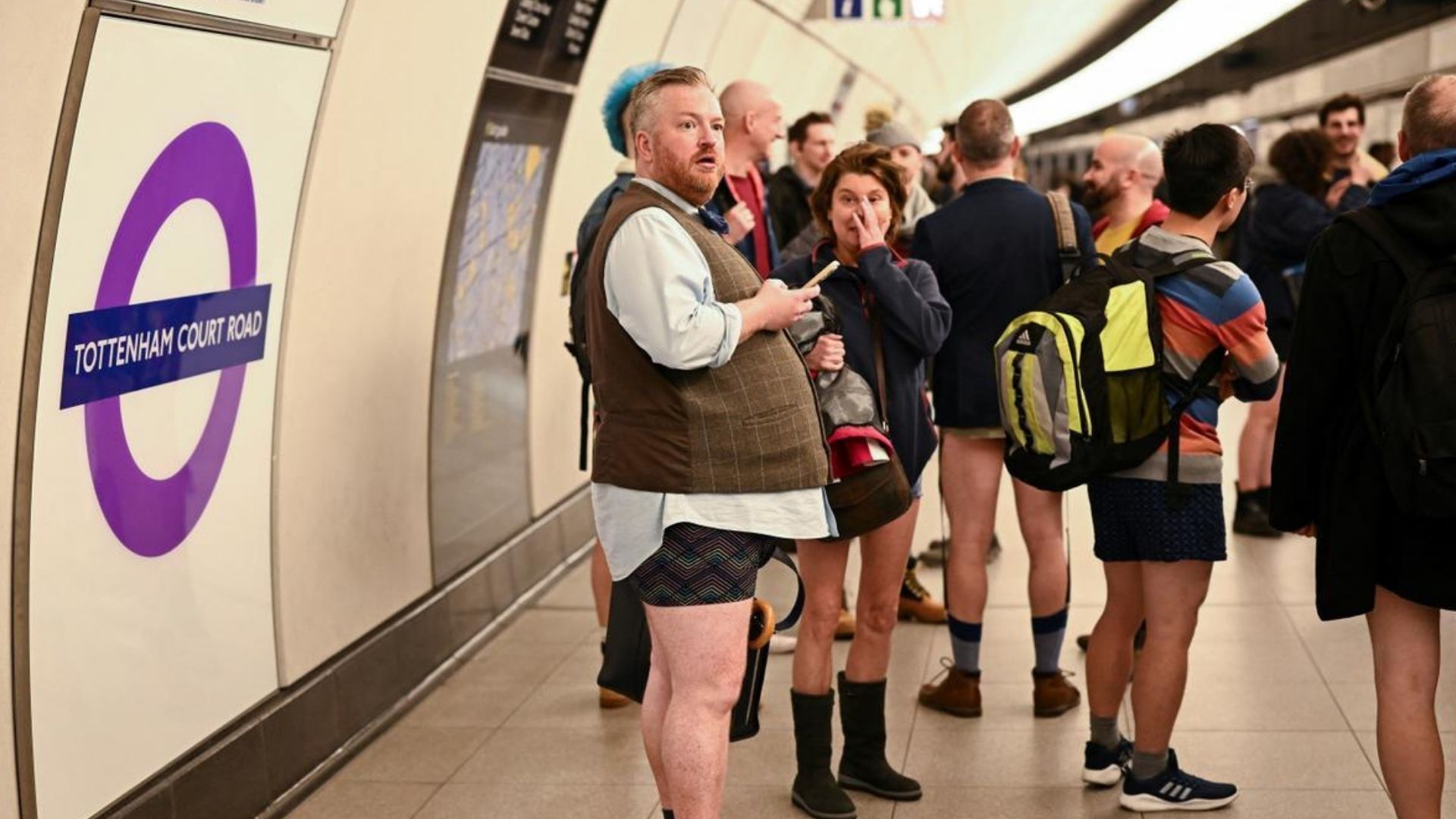 Día sin pantalones": decenas se desvisten en el Metro de Londres