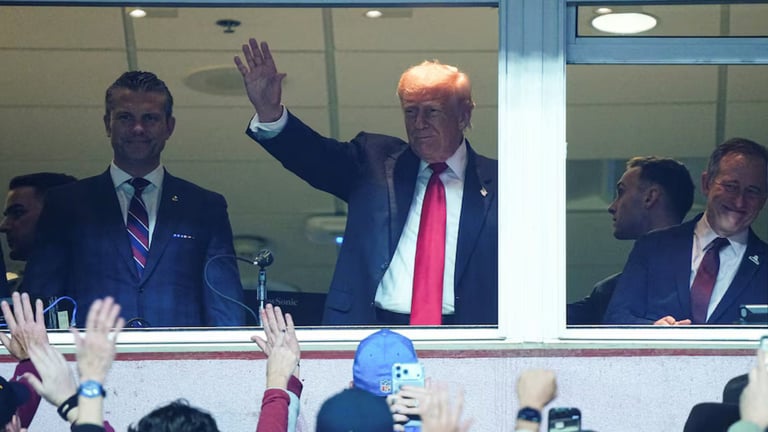 Trump asiste a un partido de la NFL por primera vez en casi medio siglo