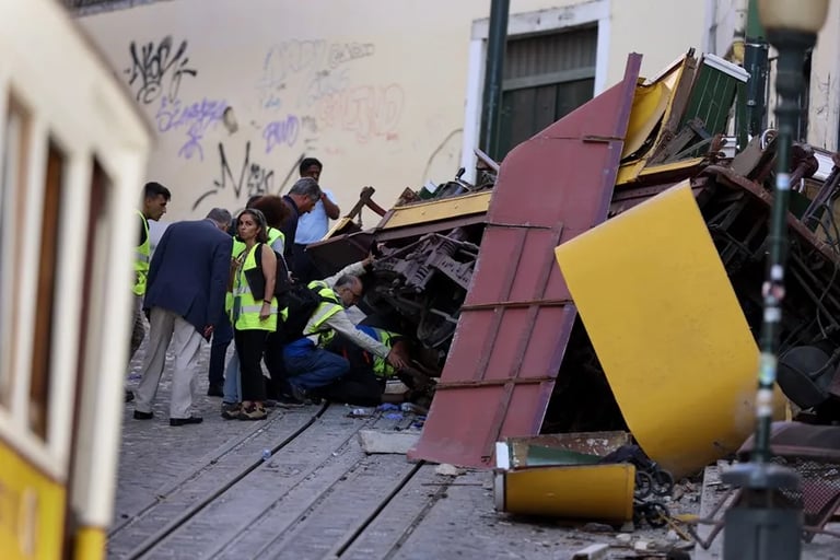 Ascienden a 16 los muertos tras accidente de ascensor en Lisboa