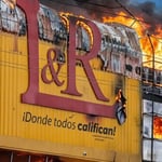 Autoridades controlan incendio en L&R Comercial; reportan 17 detenidos por saqueos