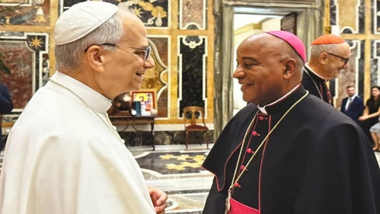 VIDEO: Con cánticos y alegría, obispo Manuel Ruiz recibe la ordenación episcopal y la creación canónica