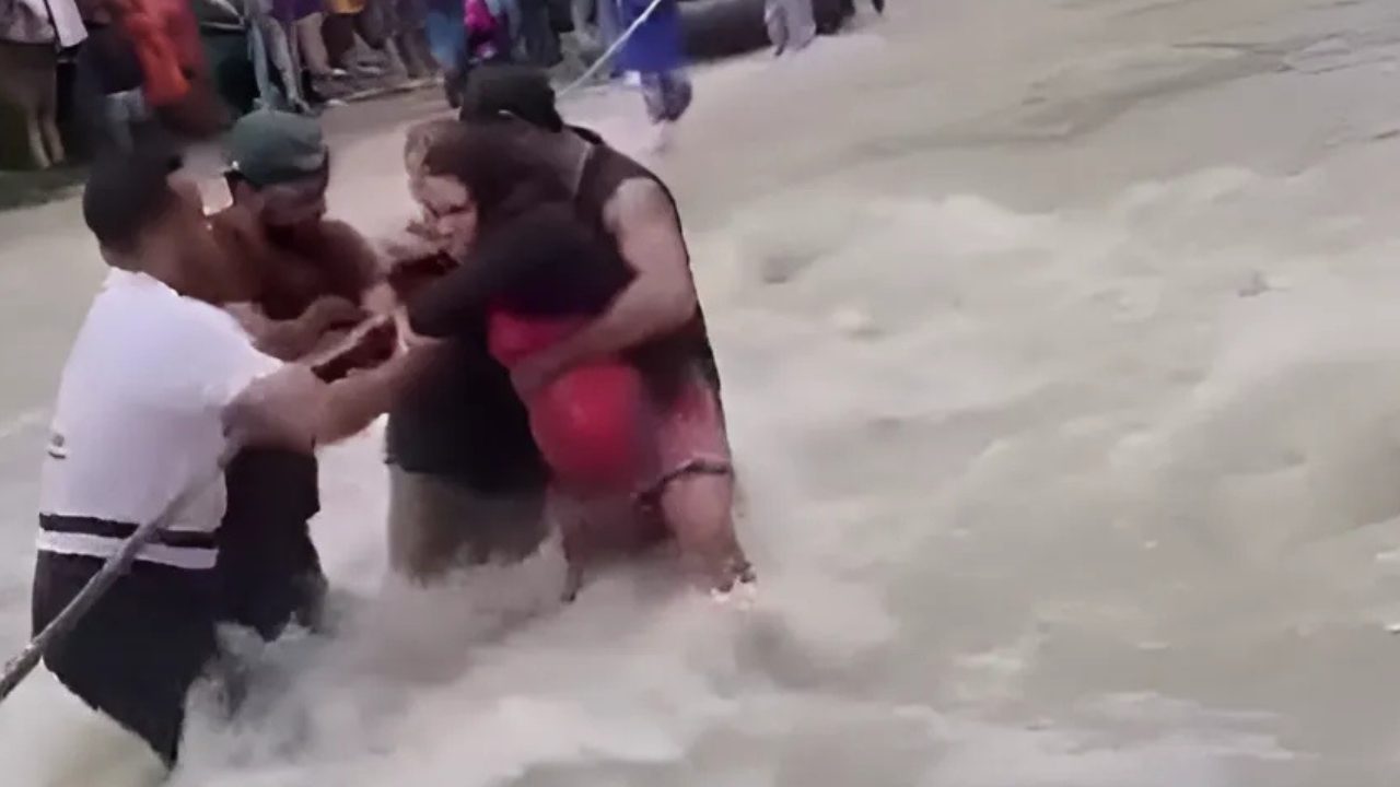 Nació bebé! de mujer embarazada que cruzó río con soga en Ocoa