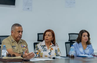 Lee Ballester advirtió que la reunificación familiar no puede justificar la permanencia irregular de extranjeros en territorio dominicano, al tiempo que informó sobre la revisión de los mecanismos de coordinación y los protocolos aplicables a estos casos.