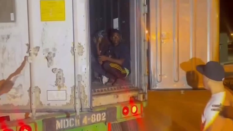 VIDEO: ¡Más ilegales! Detienen furgón que transportaba 52 haitianos en Mao