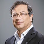 El mandatario también lanzó un mensaje interno que generó polémica: “Si el pueblo quiere que regrese la gobernanza paramilitar, pues no tenemos otra que obedecer”.