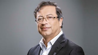 El mandatario también lanzó un mensaje interno que generó polémica: “Si el pueblo quiere que regrese la gobernanza paramilitar, pues no tenemos otra que obedecer”.