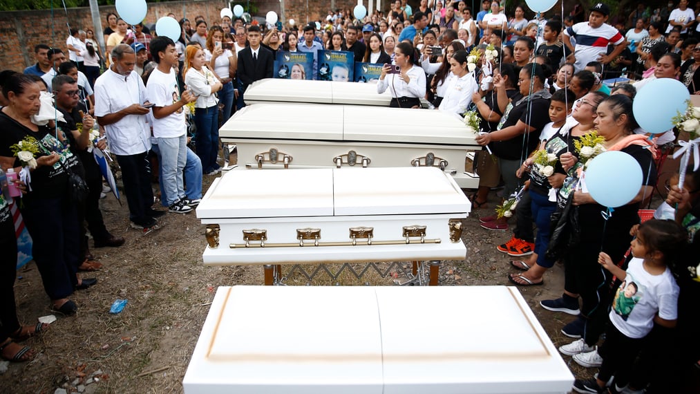 Fotografía del funeral de cuatro integrantes de una familia que fueron víctimas de un hecho violento, este lunes en San Cayetano Istepeque (El Salvador). EFE/ Rodrigo Sura