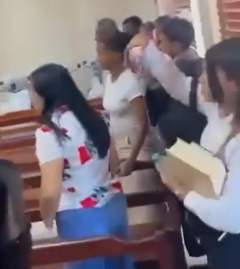 VIDEO: Tensión en tribunal de Barahona: familias se pelean en plena audiencia por homicidio