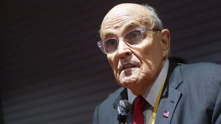 Exalcalde de Nueva York Rudy Giuliani sufre fractura de vértebra tras accidente