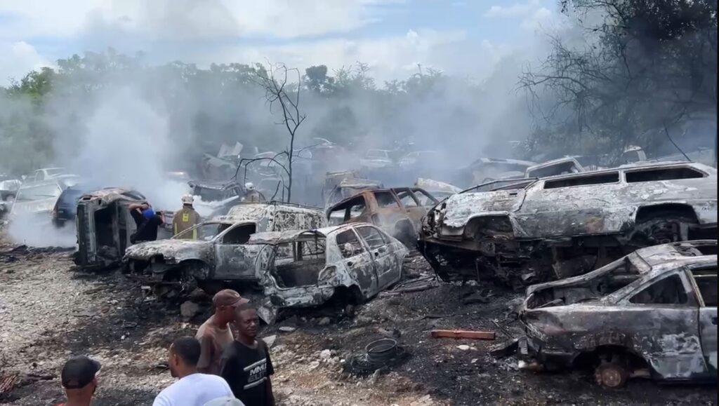 Incendio en taller de mecánica en Aguayo destruye más de 60 vehículos