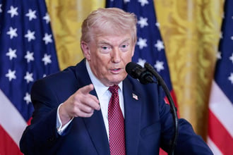 Trump sostuvo que Irán “quiere hacer un acuerdo desesperadamente” y afirmó que las autoridades iraníes se comunican constantemente en busca de una negociación. Al mismo tiempo, reiteró su advertencia de que Irán no tendrá un arma nuclear.
