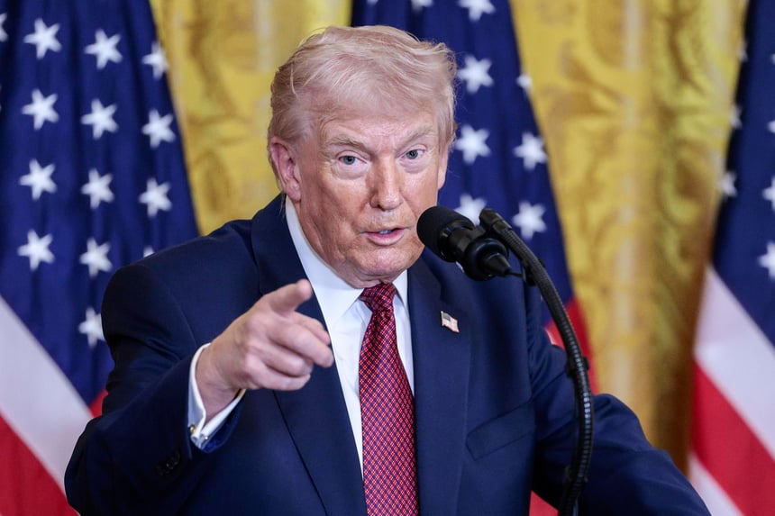 Trump sostuvo que Irán “quiere hacer un acuerdo desesperadamente” y afirmó que las autoridades iraníes se comunican constantemente en busca de una negociación. Al mismo tiempo, reiteró su advertencia de que Irán no tendrá un arma nuclear.