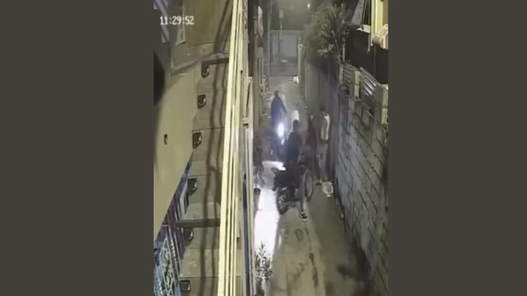 VIDEO: A bordo de dos motocicletas delincuentes atracan hombre en Los Mameyes, Santo Domingo Este