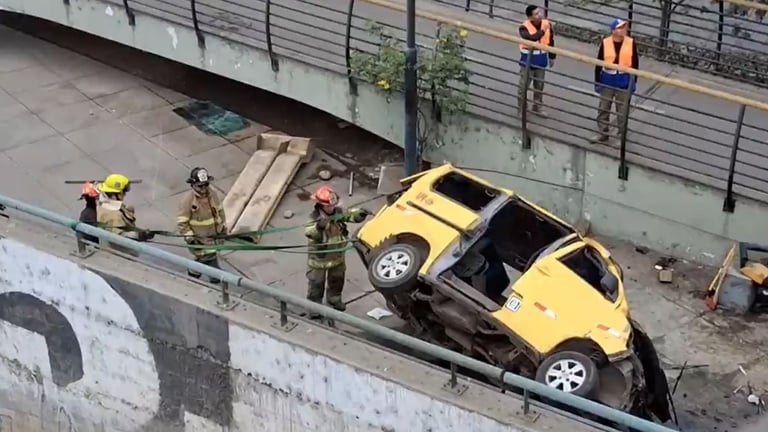 Al menos 8 heridos tras caída de vehículo desde puente en Perú