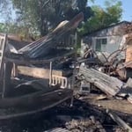 El siniestro, que se desató poco después de la 1:00 de la madrugada, afectó tres casas construidas en proximidad, lo que facilitó que las llamas se propagaran rápidamente entre una y otra, sin dar tiempo a los residentes para rescatar sus pertenencias. 