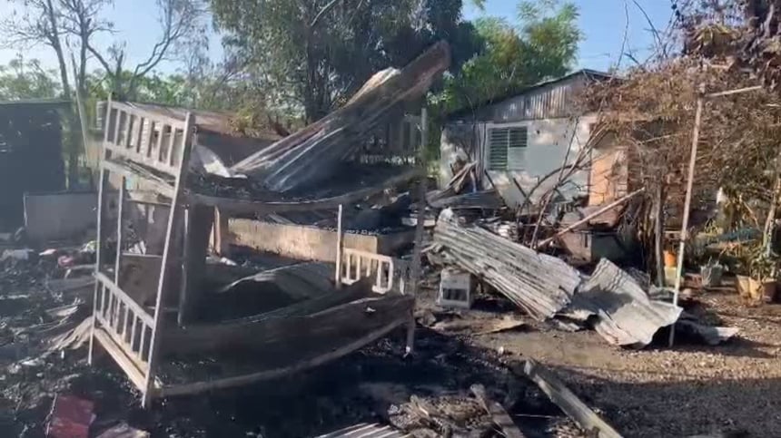 El siniestro, que se desató poco después de la 1:00 de la madrugada, afectó tres casas construidas en proximidad, lo que facilitó que las llamas se propagaran rápidamente entre una y otra, sin dar tiempo a los residentes para rescatar sus pertenencias. 