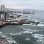 Los habitantes comenzaron a movilizarse hacia zonas seguras y puntos de encuentro en áreas elevadas, siguiendo las rutas de evacuación previamente establecidas. 