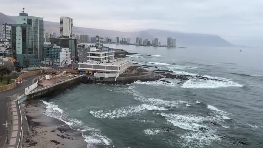 Los habitantes comenzaron a movilizarse hacia zonas seguras y puntos de encuentro en áreas elevadas, siguiendo las rutas de evacuación previamente establecidas. 