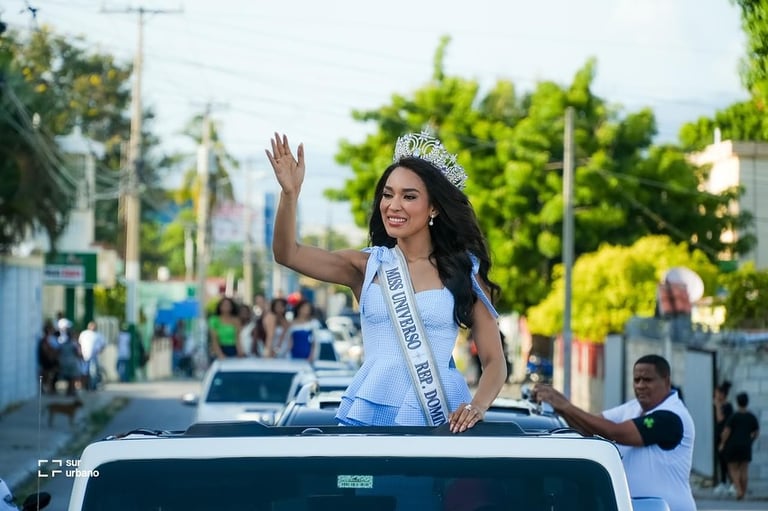Jennifer Ventura, Miss RD Universo 2025, es recibida por una multitud en Barahona