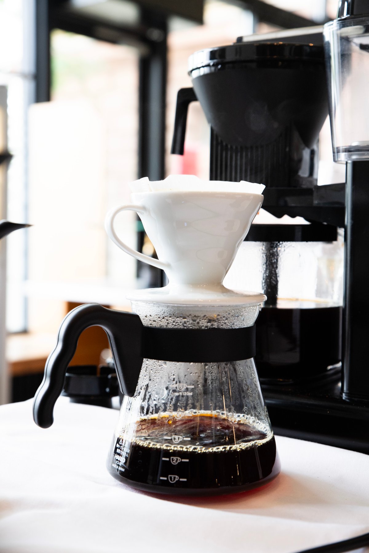 Kaffee aus Berlin wird in einem Hario V60 Kaffeebereiter zubereitet. Specialty Coffee.