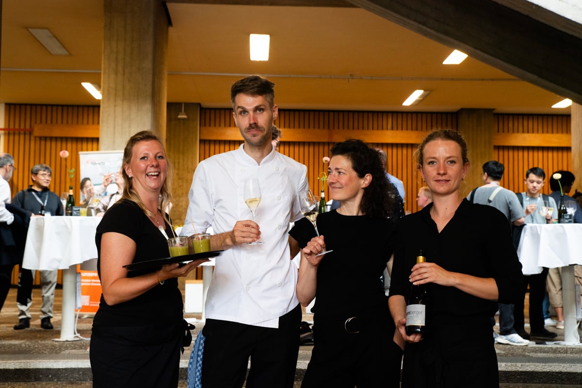 Sektgläser und kulinarische Köstlichkeiten beim Catering