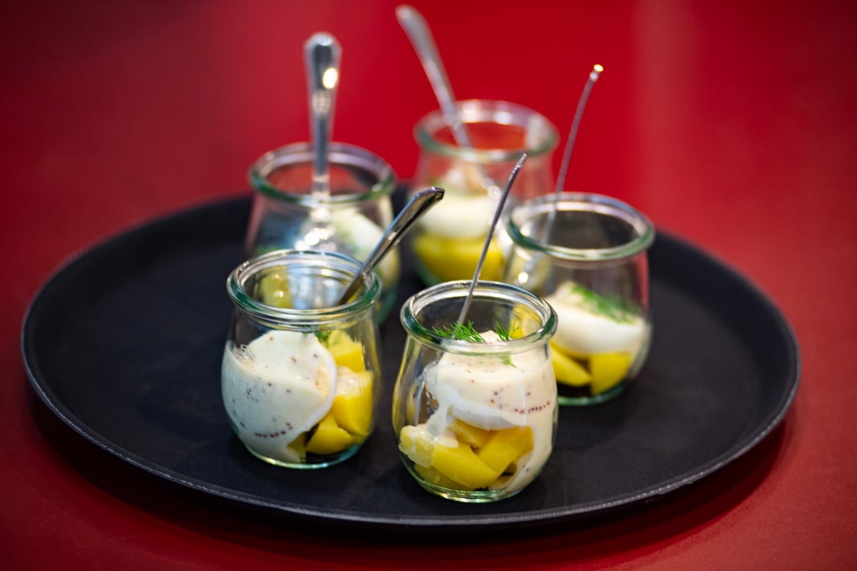 Senfei mit Kartoffel und Dill in Gläsern, appetitlich serviert, perfekt für eine stilvolle Präsentation bei Anlässen.