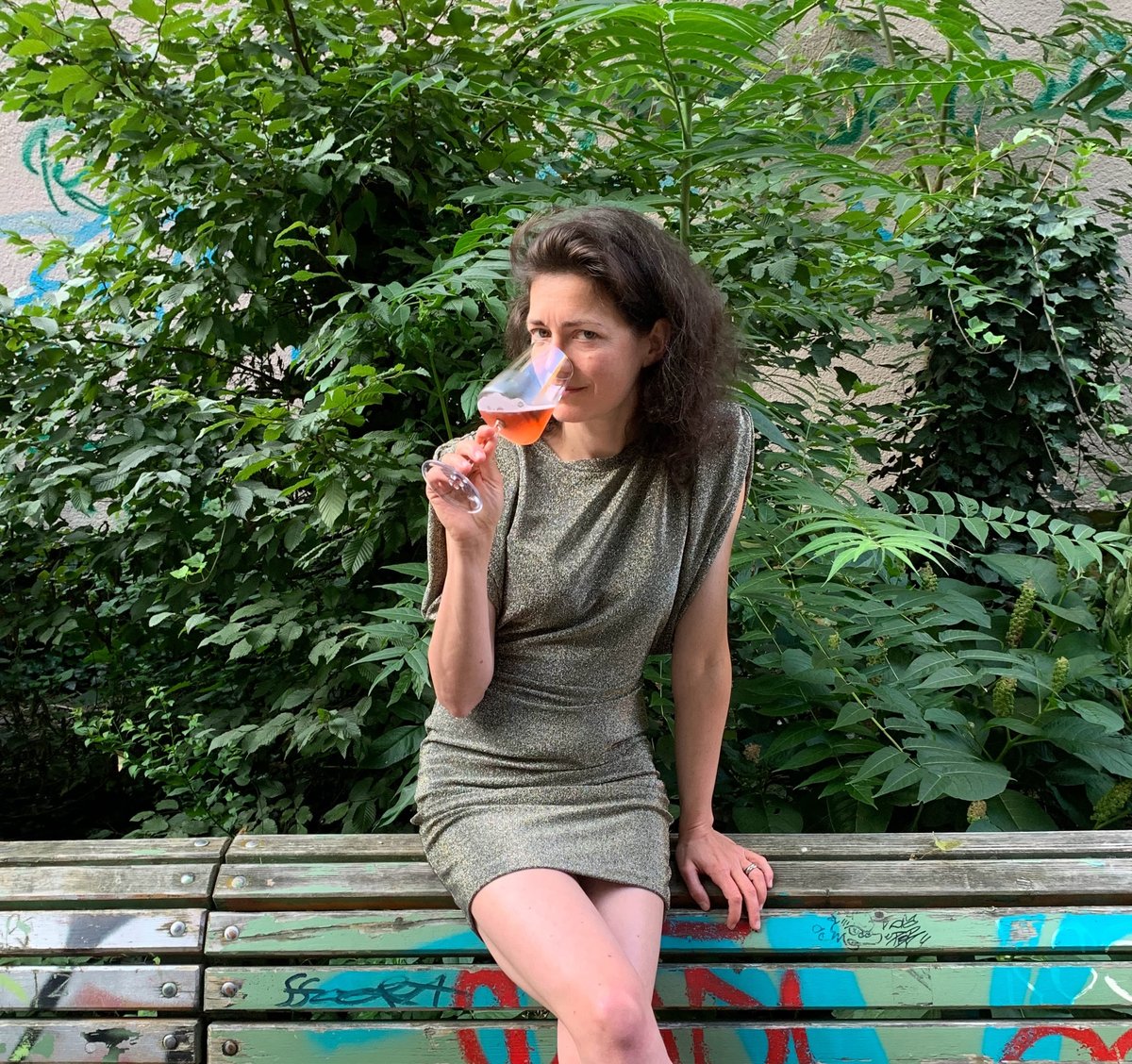 Alexandra genießt ein Glas Sekt im Freien