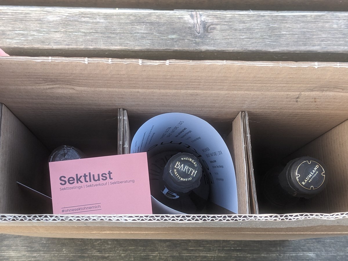 Paket mit Sektlust Visitenkarte, drei Flaschen Sekt und Verkostungsnotizen. Barth und Raumland Sektflasche sichtbar.