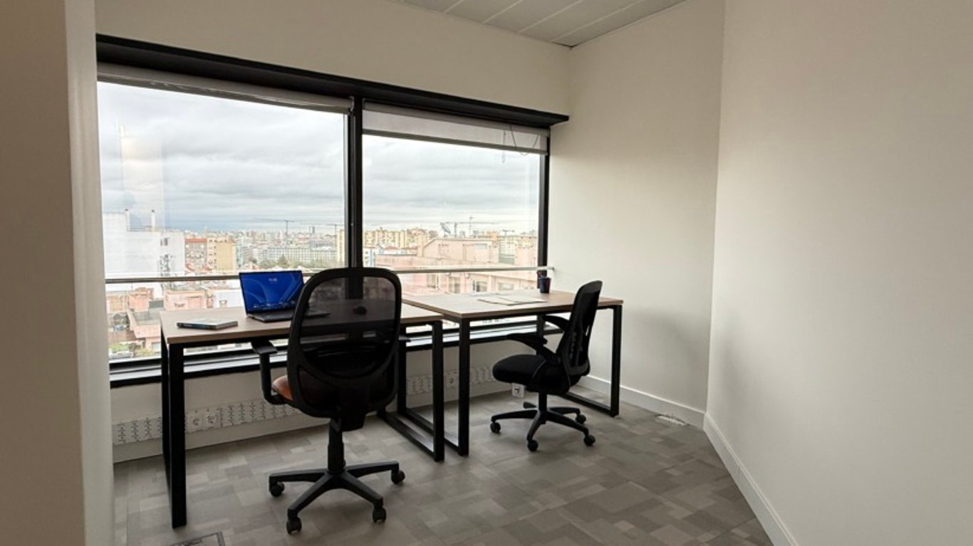 An interior shot of Office Evolution - Entrecampos
