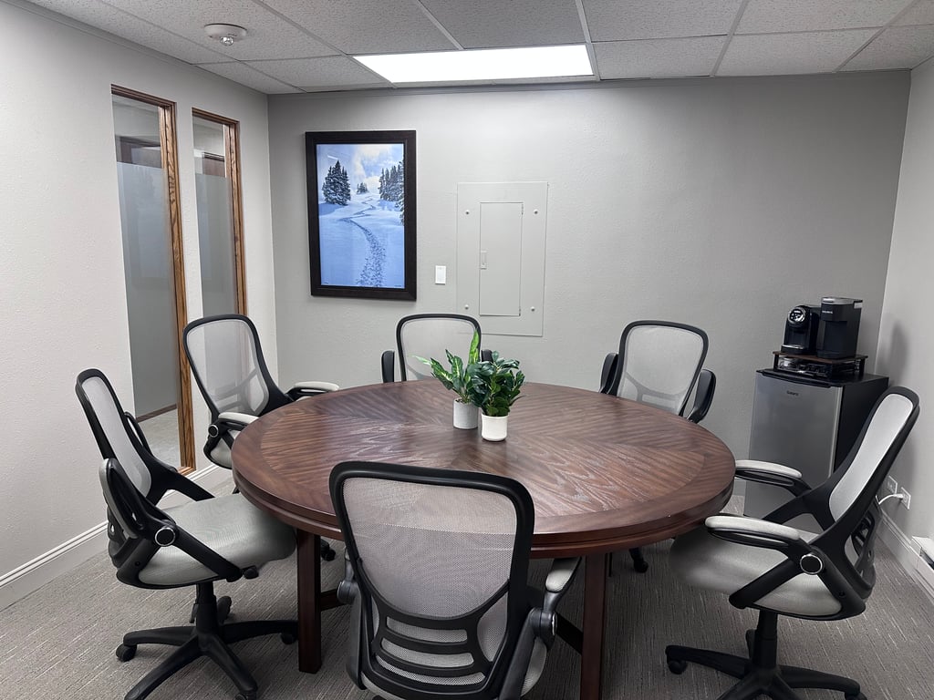 An interior shot of Longs Peak 6-person Meeting Room