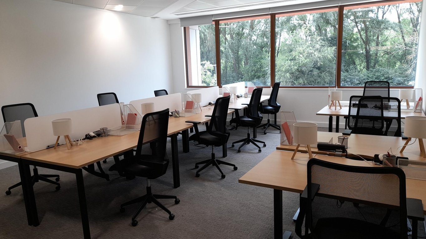 An interior shot of 12 Desk Team Room