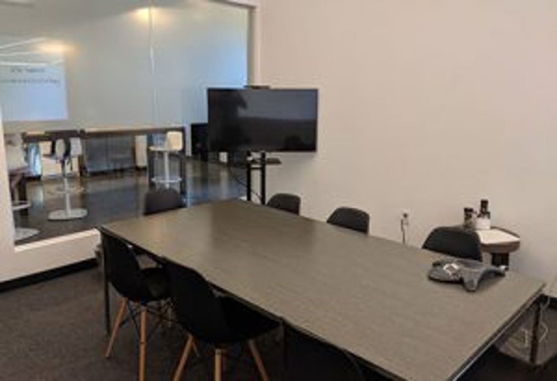 An interior shot of Midsize Meeting Room (M4)