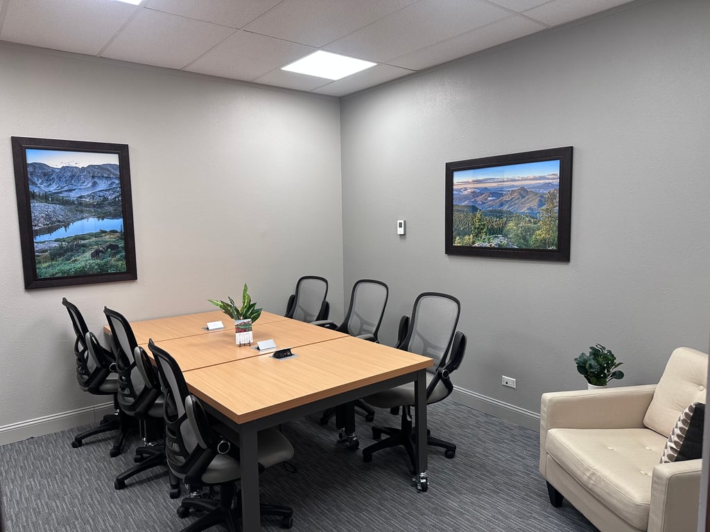 An interior shot of Pikes Peak 8-person Meeting Room