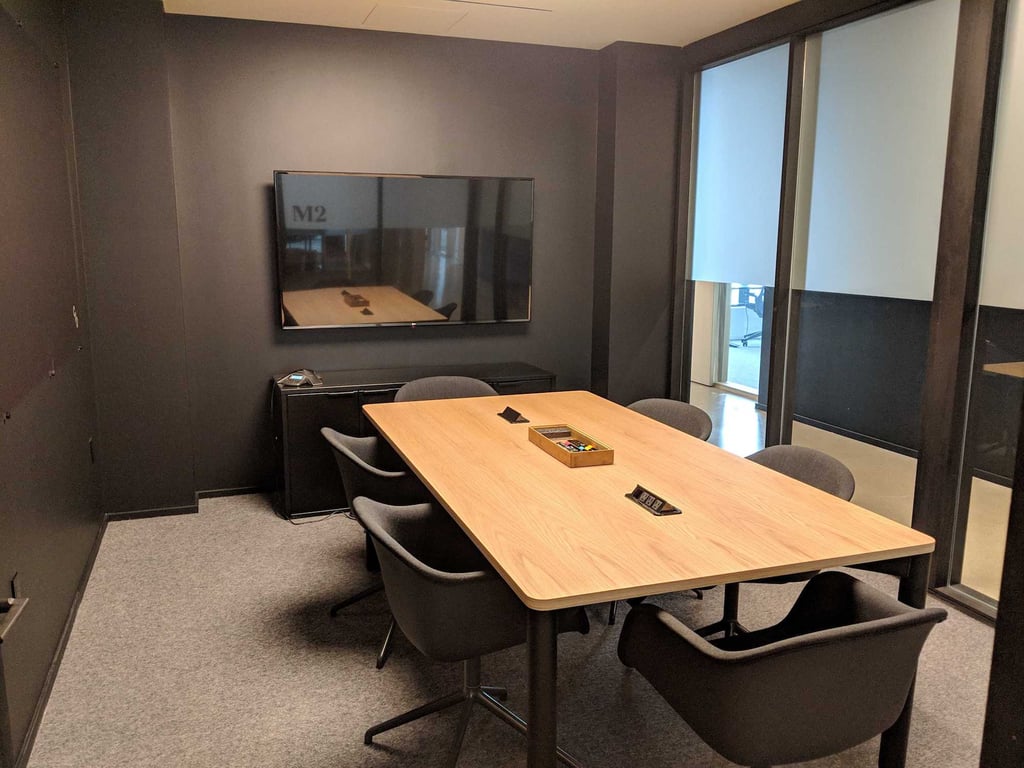 An interior shot of Midsize Meeting Room (M2)
