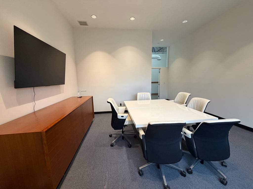 An interior shot of Medium Meeting Room