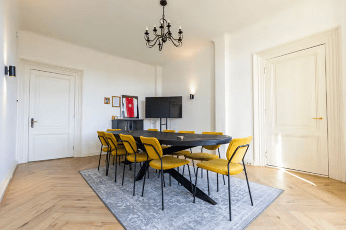 An interior shot of StartDock Prins Hendrikkade - Johan Cruijf