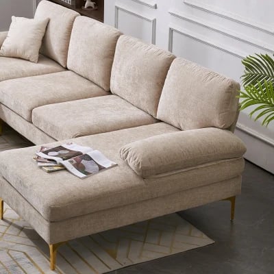 صورة موكا كنبة ركنية على شكل حرف الـ – بقاعدة من الخشب الطبيعي